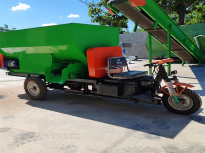 操作簡單，用電動撒料車改善羊群生活質(zhì)量！