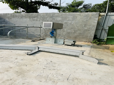 安徽合肥王先生成功試用新型牛場清糞機(jī)